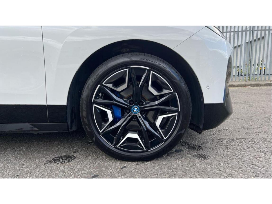 2023 BMW iX XDRIVE40 M SPORT EDITION // PANORAMIC ROOF €45,950