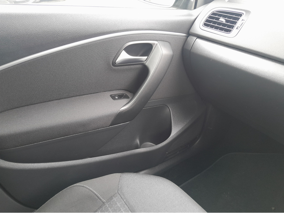 2016 Volkswagen Polo - image 23