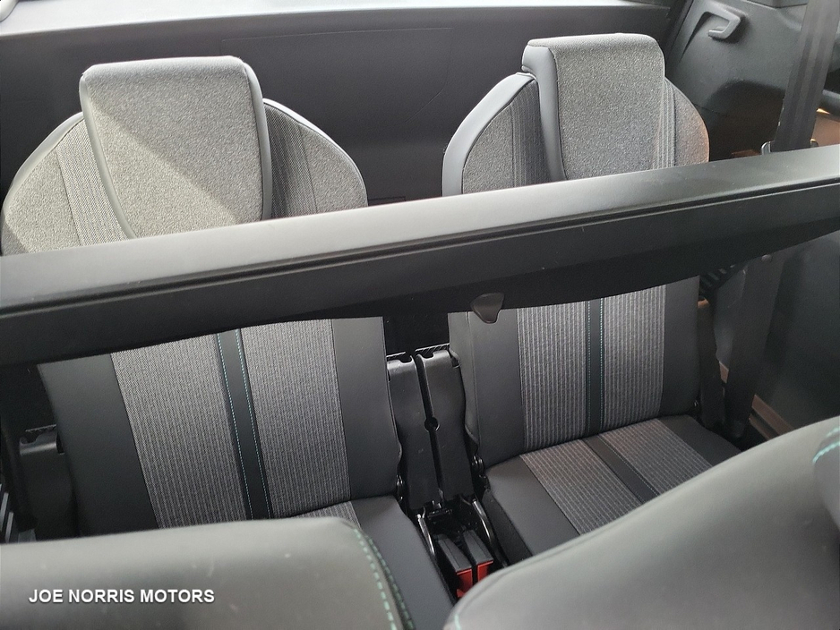 2021 Peugeot 5008 - image 25