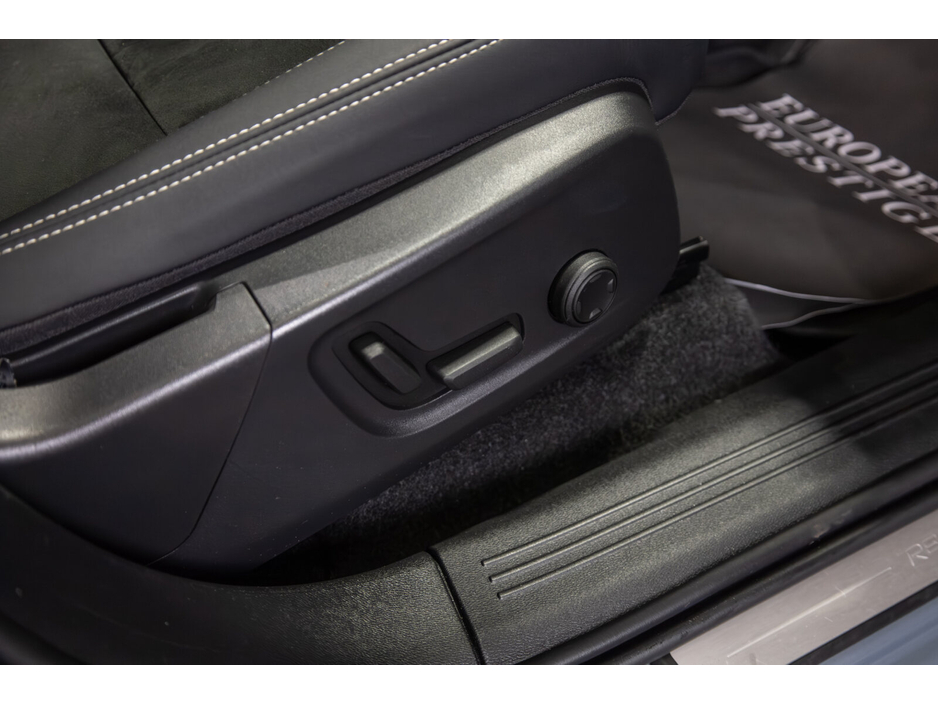 2023 Volvo XC40 - image 15