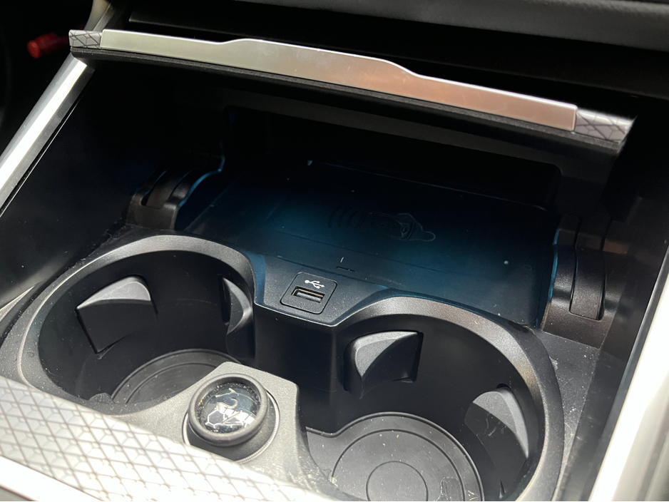 2024 BMW 3 Series - image 26