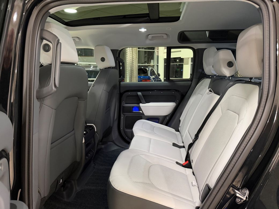 2025 Land Rover Defender X-DYNAMIC SE=HUGE SPEC//LIGHT INTERIOR//AS NEW=2 YEAR WARRANTY=TAILORED FINANCE PACKAGES AVAILABLE=TRADE IN'S WELCOME €104,995