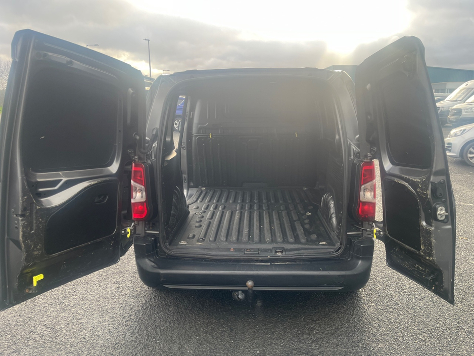 2021 Peugeot Partner - image 9