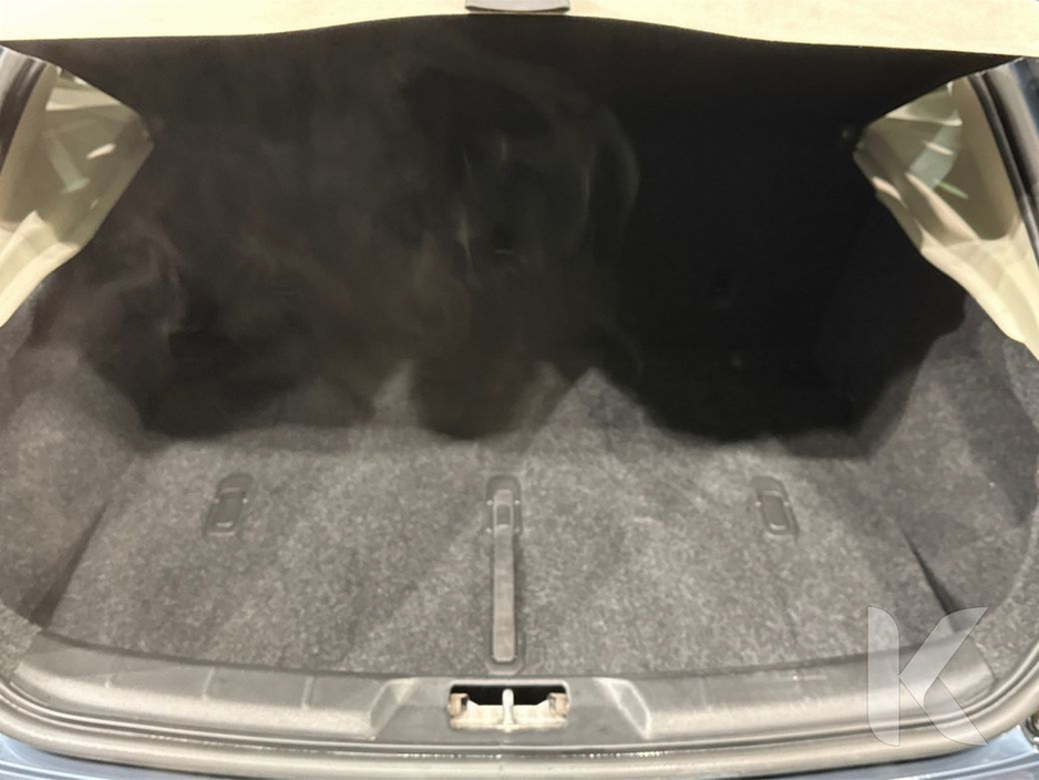 2018 Volvo V40 - image 13