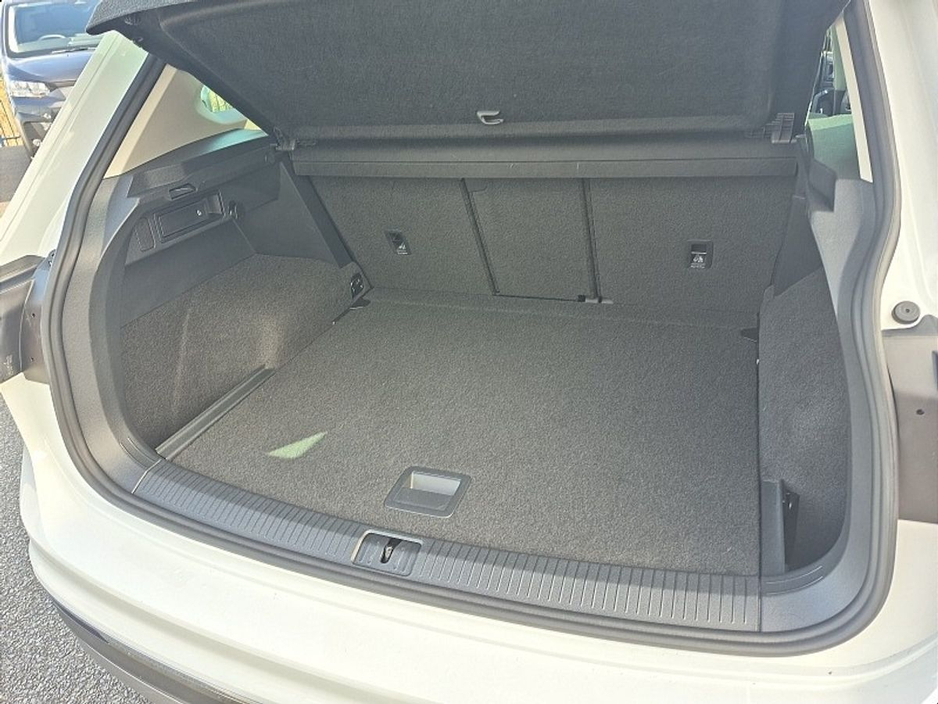 2018 Volkswagen Tiguan - image 11