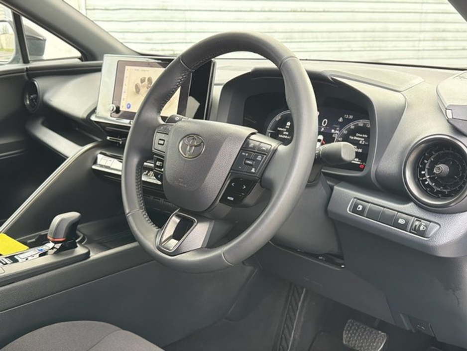 2025 Toyota C-HR SPORT PLUS SIDESTEPS & EXTRAS // HEATED SEATS // APPLE CARPLAY/ANDROID AUTO // SIDE STEPS // WIND DEFLECTORS // FULL WARRANTY €37,945