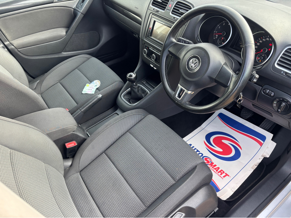 2011 Volkswagen Golf - image 2