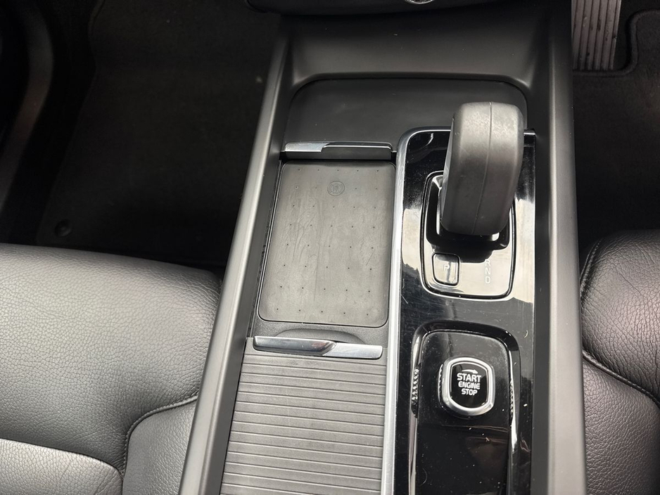 2022 Volvo XC60 - image 16