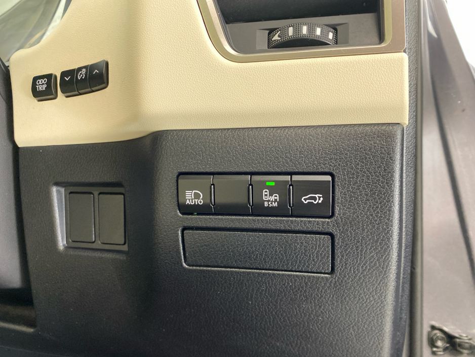 2021 Lexus NX 300 h - image 18