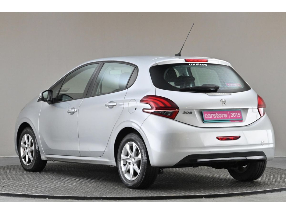 2015 Peugeot 208 - image 7