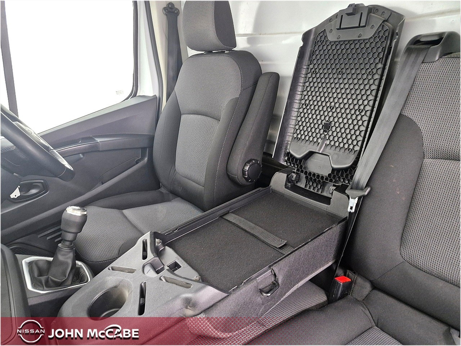 2025 Nissan Primastar - image 39