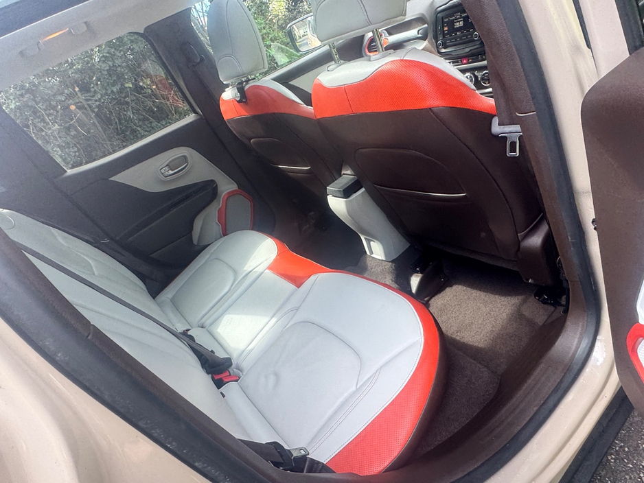 2015 Jeep Renegade - image 8