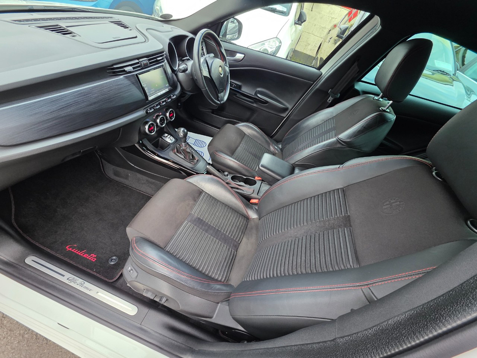 2013 Alfa Romeo Giulietta - image 13