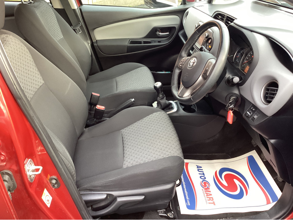 2015 Toyota Yaris - image 9