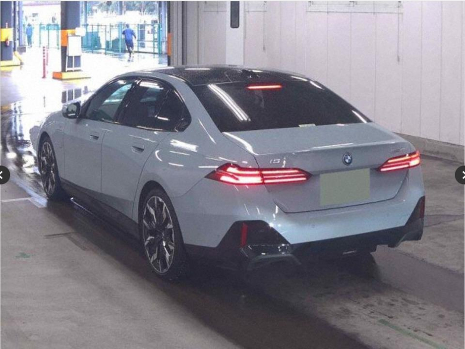 2023 BMW i5 - image 4