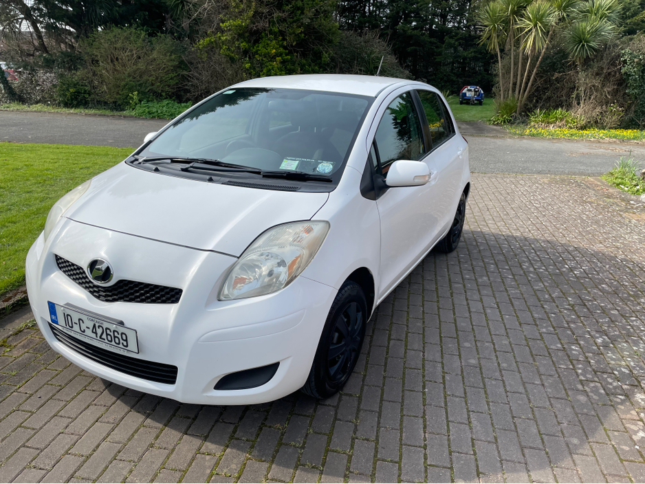 2010 Toyota Yaris - image 9