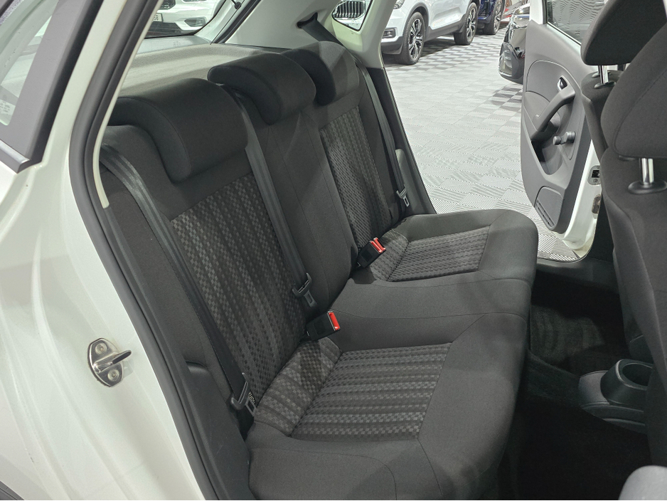 2017 Volkswagen Polo - image 11