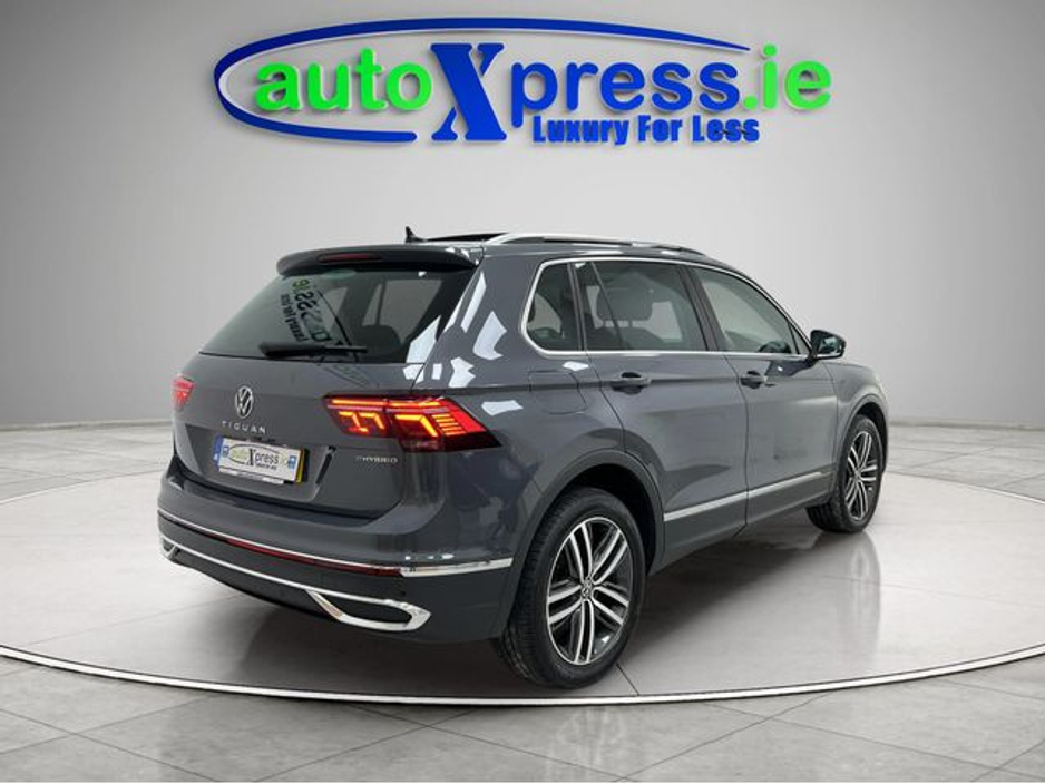 2023 Volkswagen Tiguan - image 7