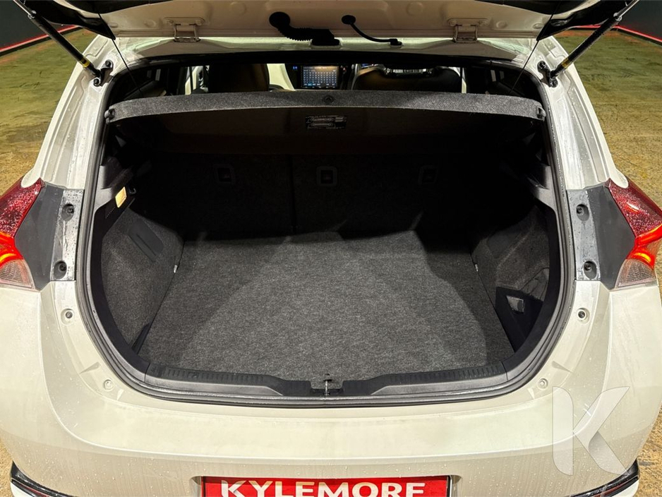 2017 Toyota Auris - image 12