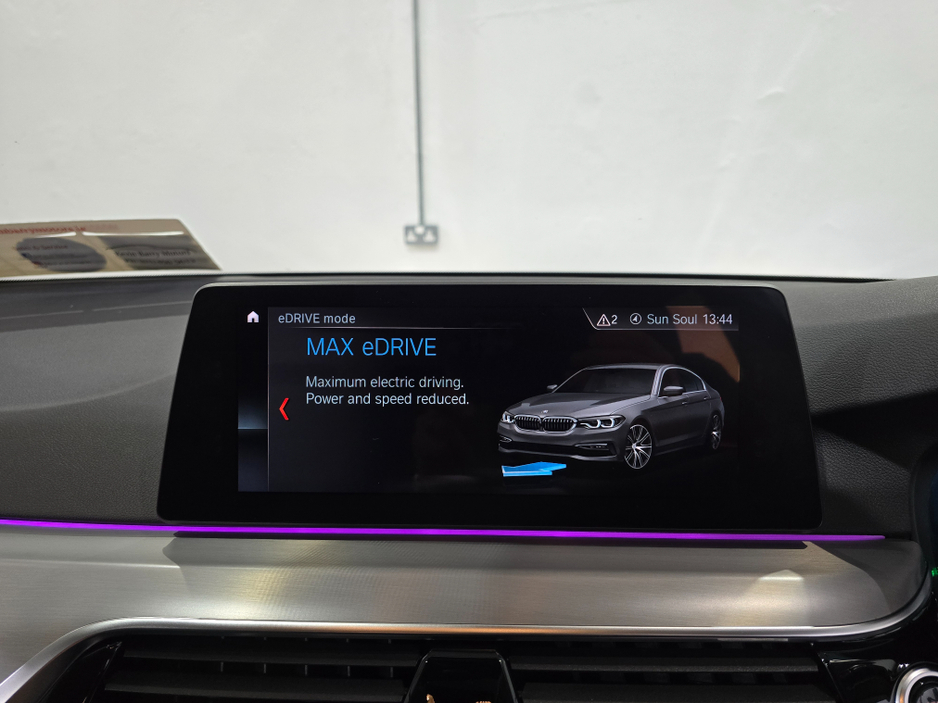 2018 BMW 5 Series - image 23