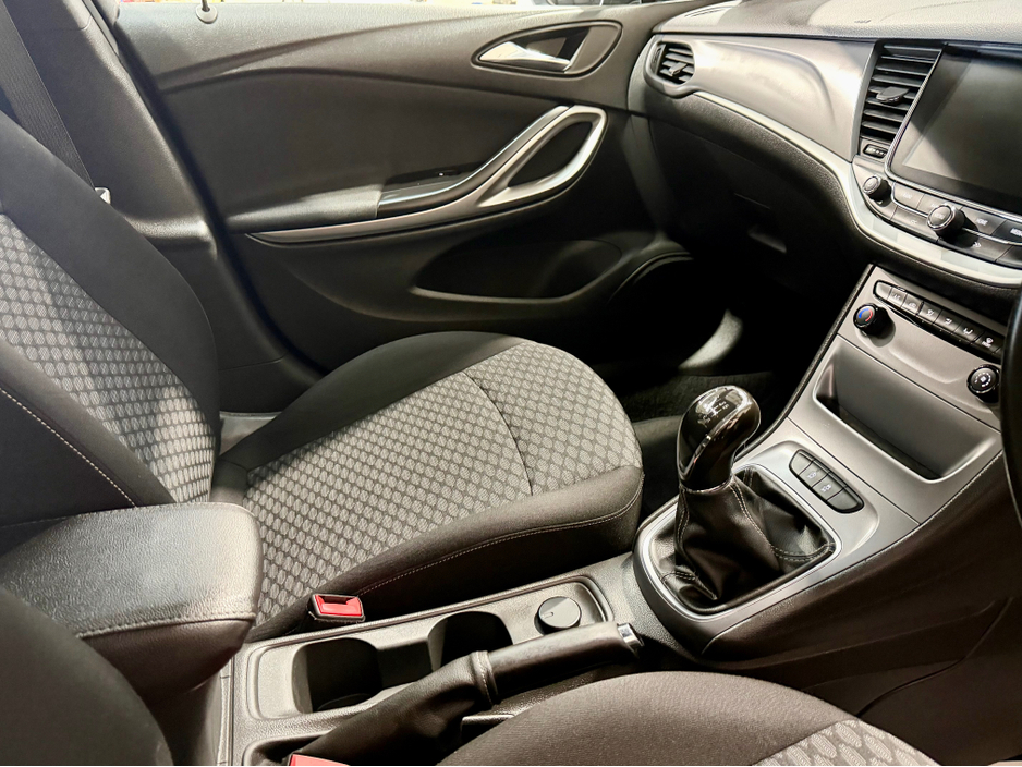 2017 Opel Astra - image 5