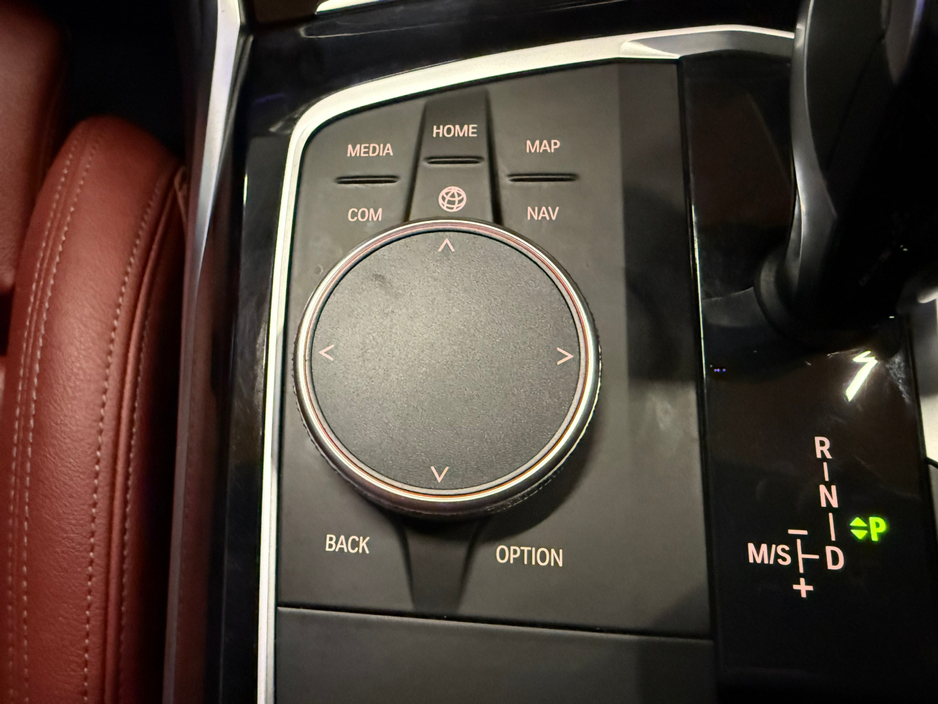 2021 BMW 3 Series - image 17