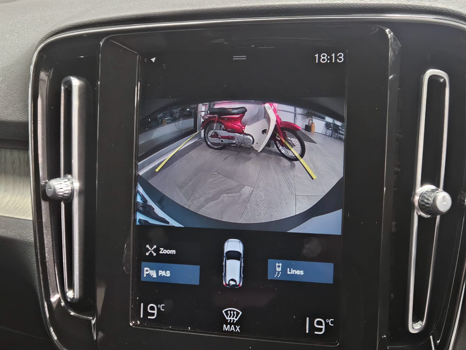 2021 Volvo XC40  €26,950