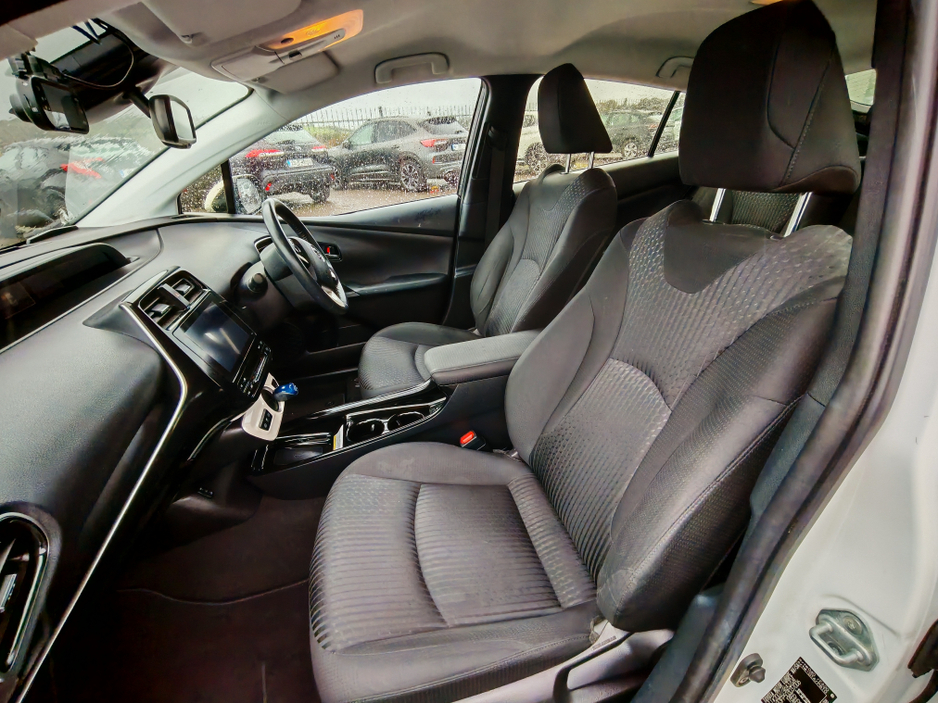 2018 Toyota Prius - image 2