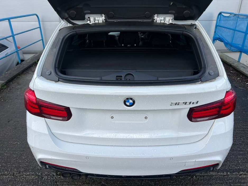 2017 BMW 3 Series 320d M-SPORT COMPETITION PACKAGE TOURING // 20" COMPETITION ALLOYS // LEATHER HEATED SEATS // BLUETOOTH MUSIC €23,900