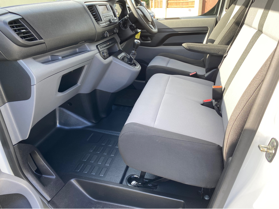 2017 Citroen Dispatch - image 11