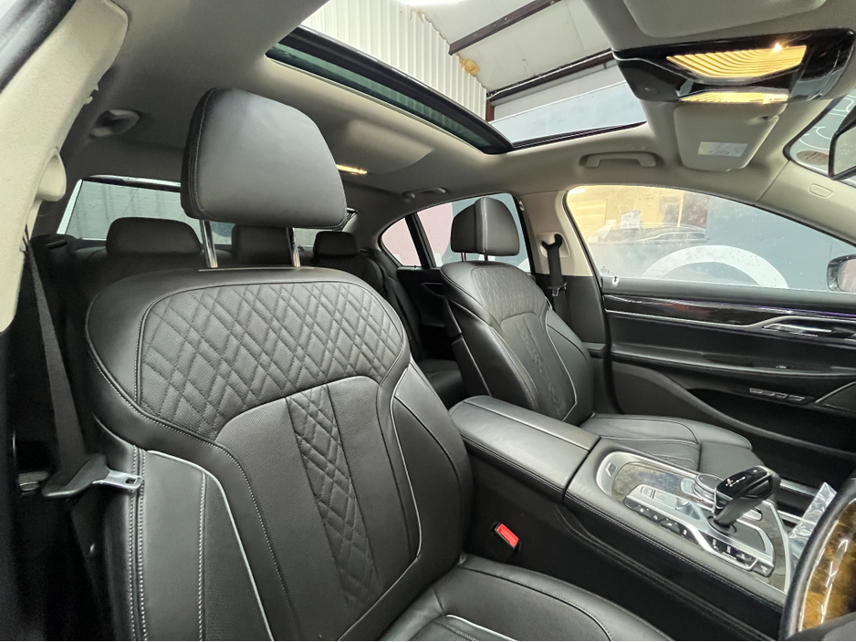 2017 BMW 7 Series - image 11