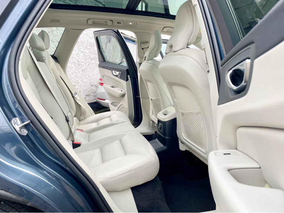 2023 Volvo XC60 - image 7