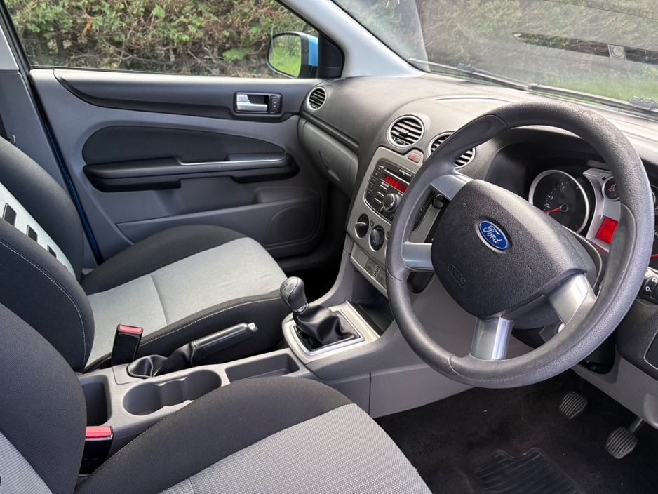 2010 Ford Focus - image 16
