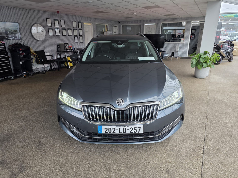 2020 Skoda Superb - image 4