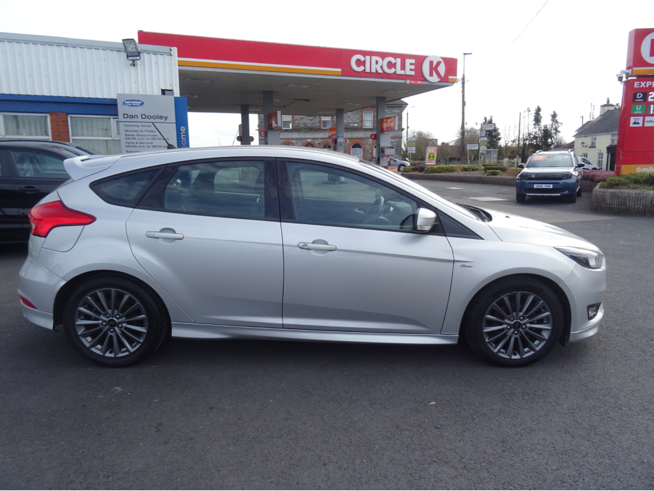 2018 Ford Focus - image 9