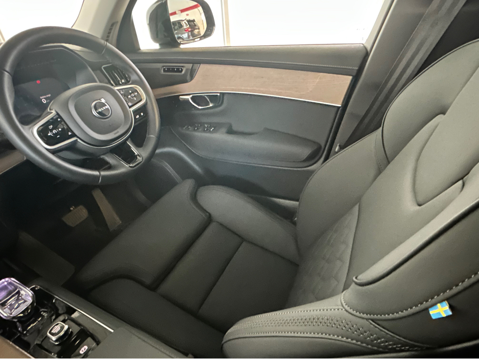 2025 Volvo XC90 - image 12