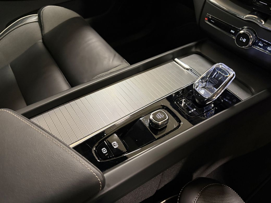 2025 Volvo XC60 - image 24