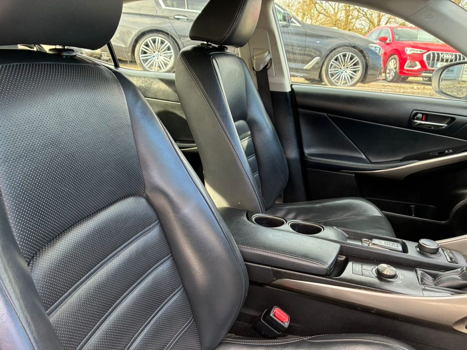 2016 Lexus IS 300 h - image 10