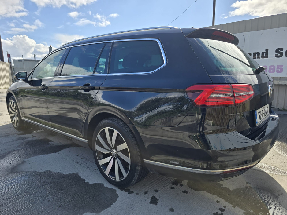 2016 Volkswagen Passat - image 2