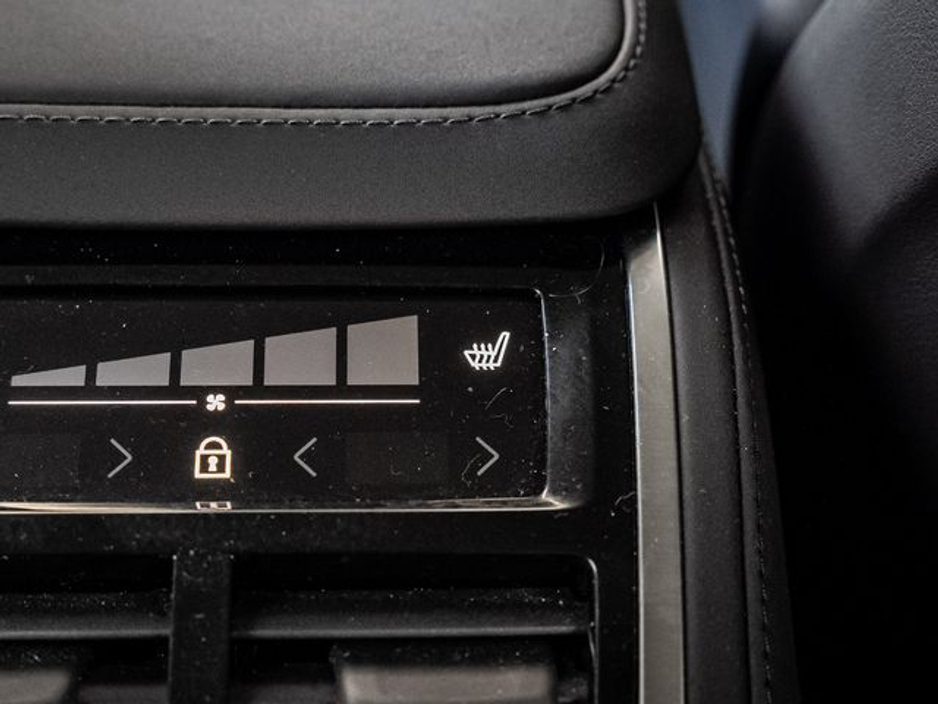 2025 Volvo XC90 - image 10