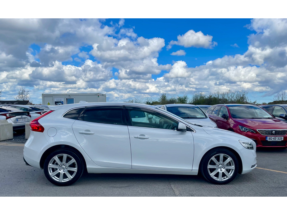 2018 Volvo V40 - image 6