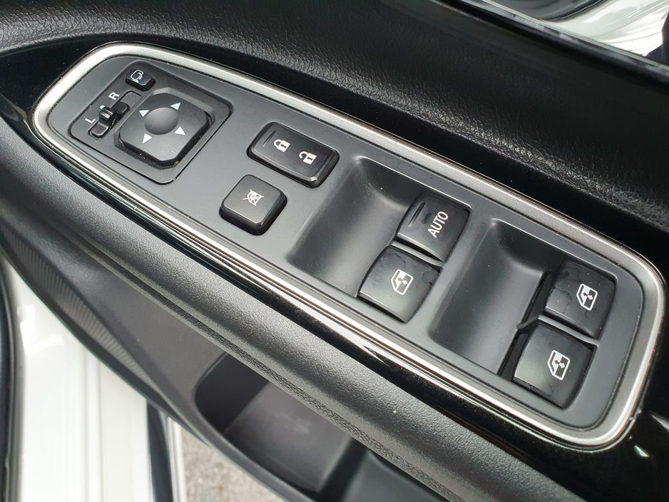 2016 Mitsubishi Outlander - image 12