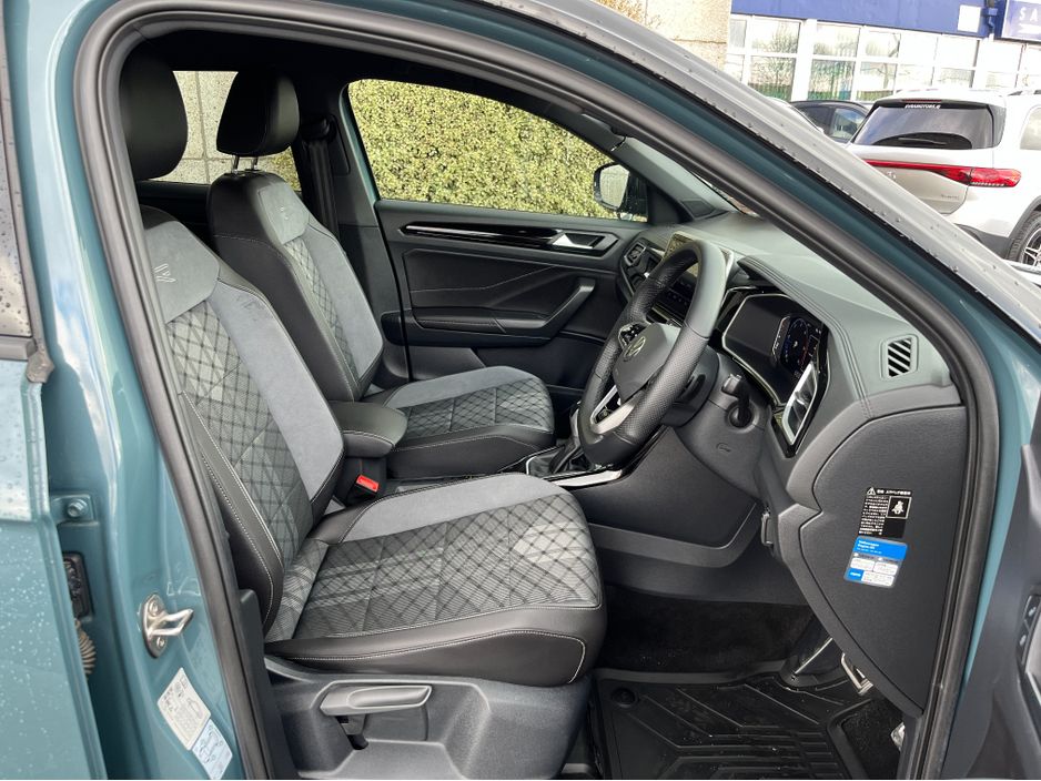 2023 Volkswagen T-Roc - image 11