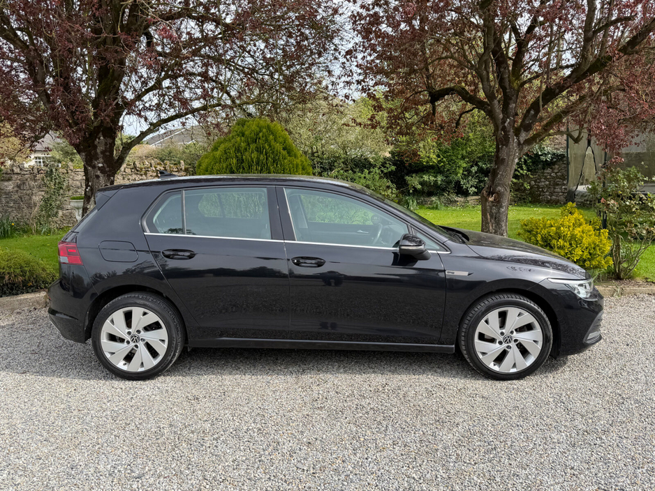 2022 Volkswagen Golf - image 3