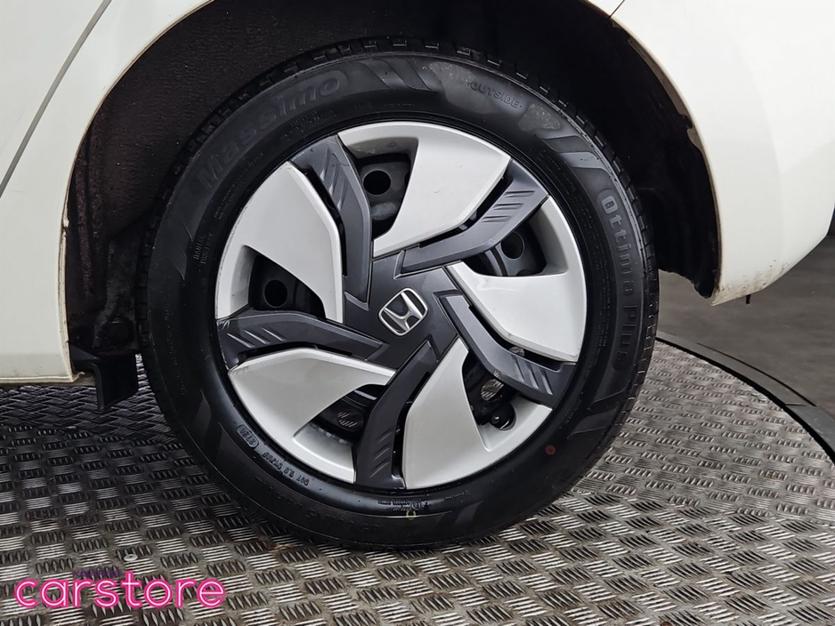 2015 Honda Fit FIT DAA-GP5 HYBRID 5DR AUTO €10,880