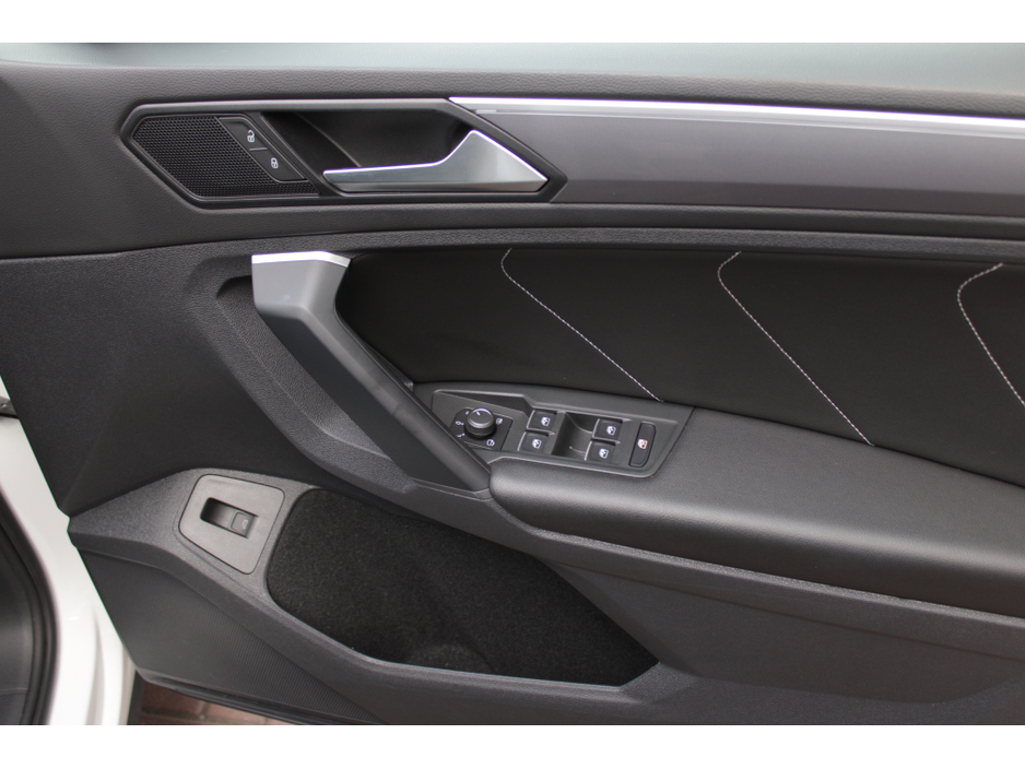 2018 Volkswagen Tiguan - image 10