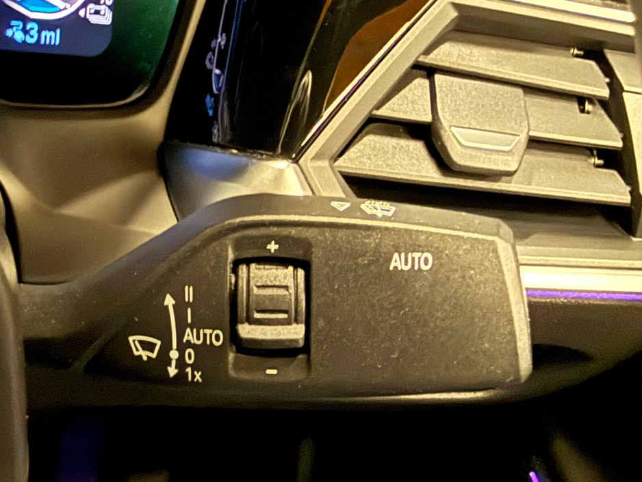 2022 BMW 3 Series - image 25