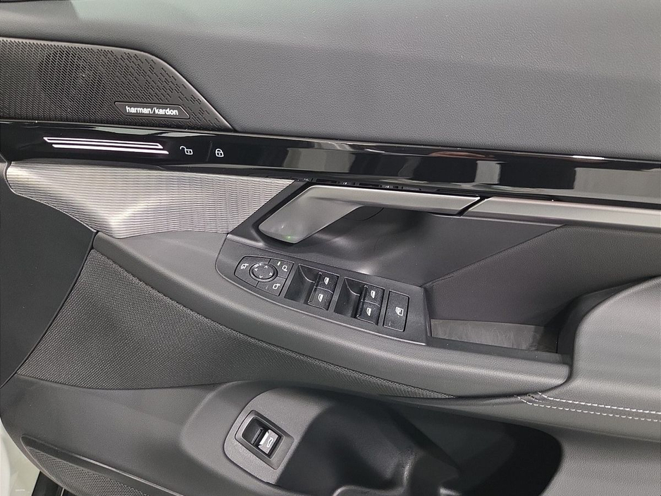 2024 BMW 5 Series - image 23