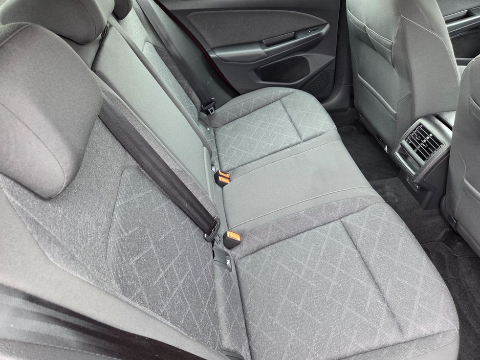 2022 Volkswagen Golf - image 11