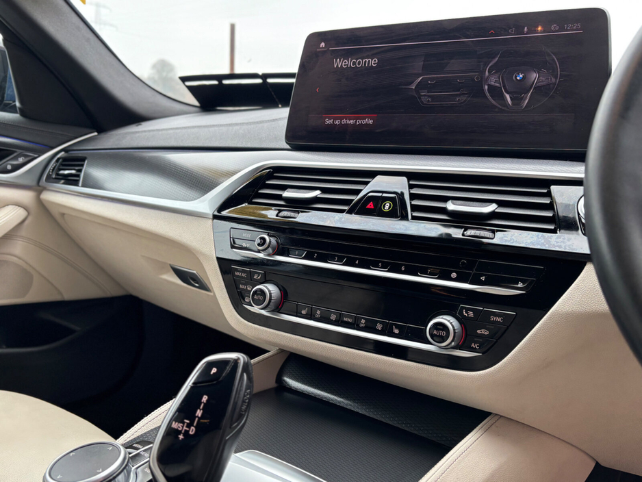 2022 BMW 5 Series - image 8